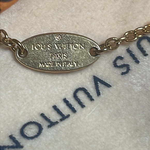Louis Vuitton Essential V Bracelet - Picture 8 of 12